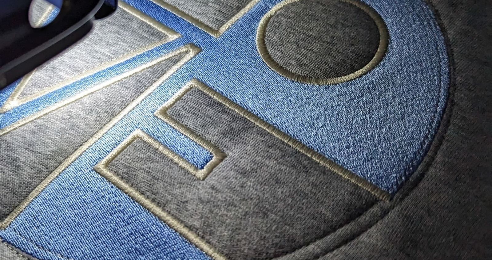 LOVE-Stickerei blau-grau im Kreisformat auf Hoodie – Stoff³ Veredelungsqualität